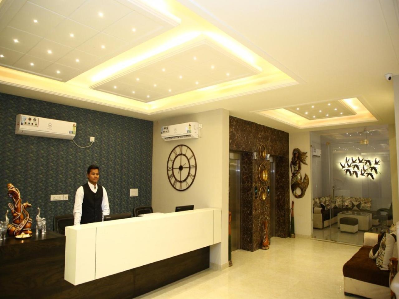 Anandam Clarks Inn Suites Vrindāvan Exteriör bild