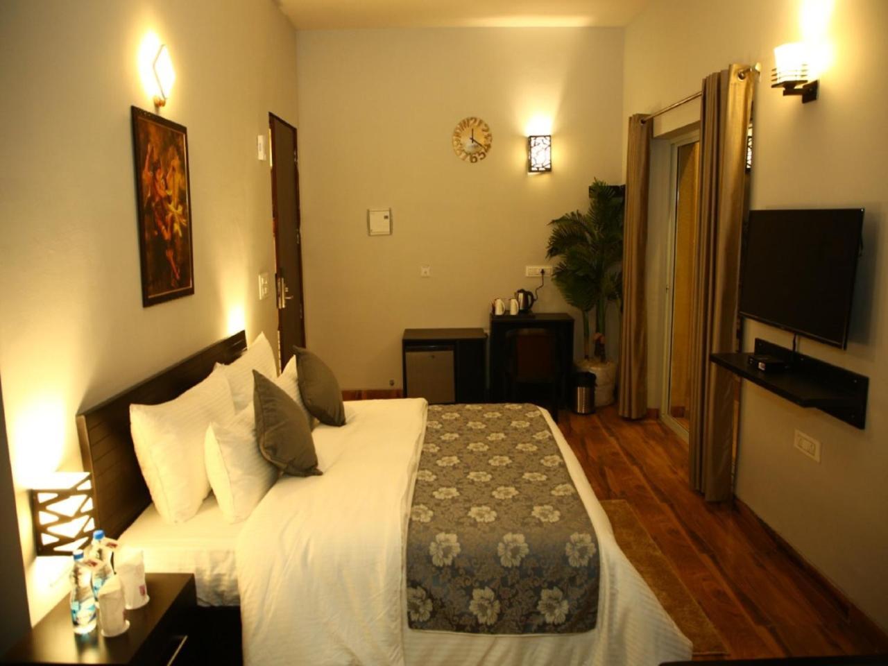 Anandam Clarks Inn Suites Vrindāvan Exteriör bild