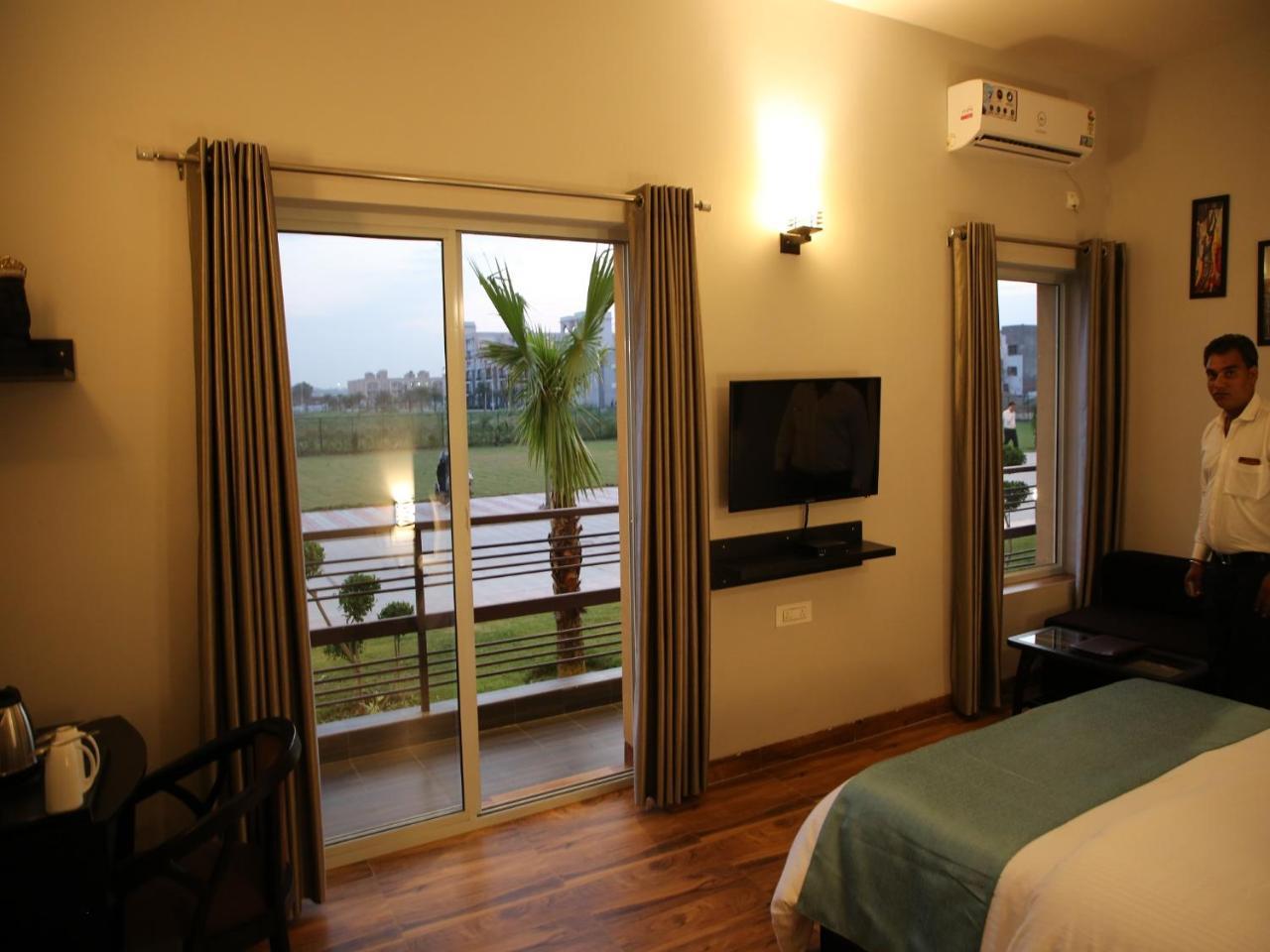 Anandam Clarks Inn Suites Vrindāvan Exteriör bild