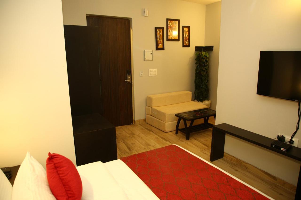 Anandam Clarks Inn Suites Vrindāvan Exteriör bild