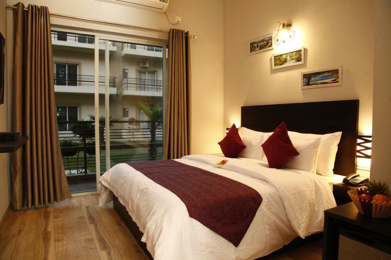 Anandam Clarks Inn Suites Vrindāvan Exteriör bild