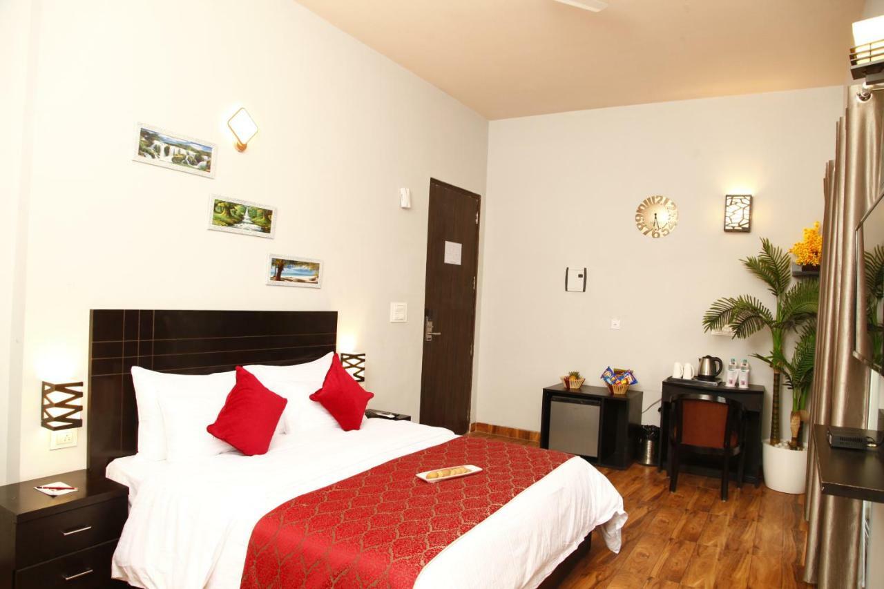 Anandam Clarks Inn Suites Vrindāvan Exteriör bild