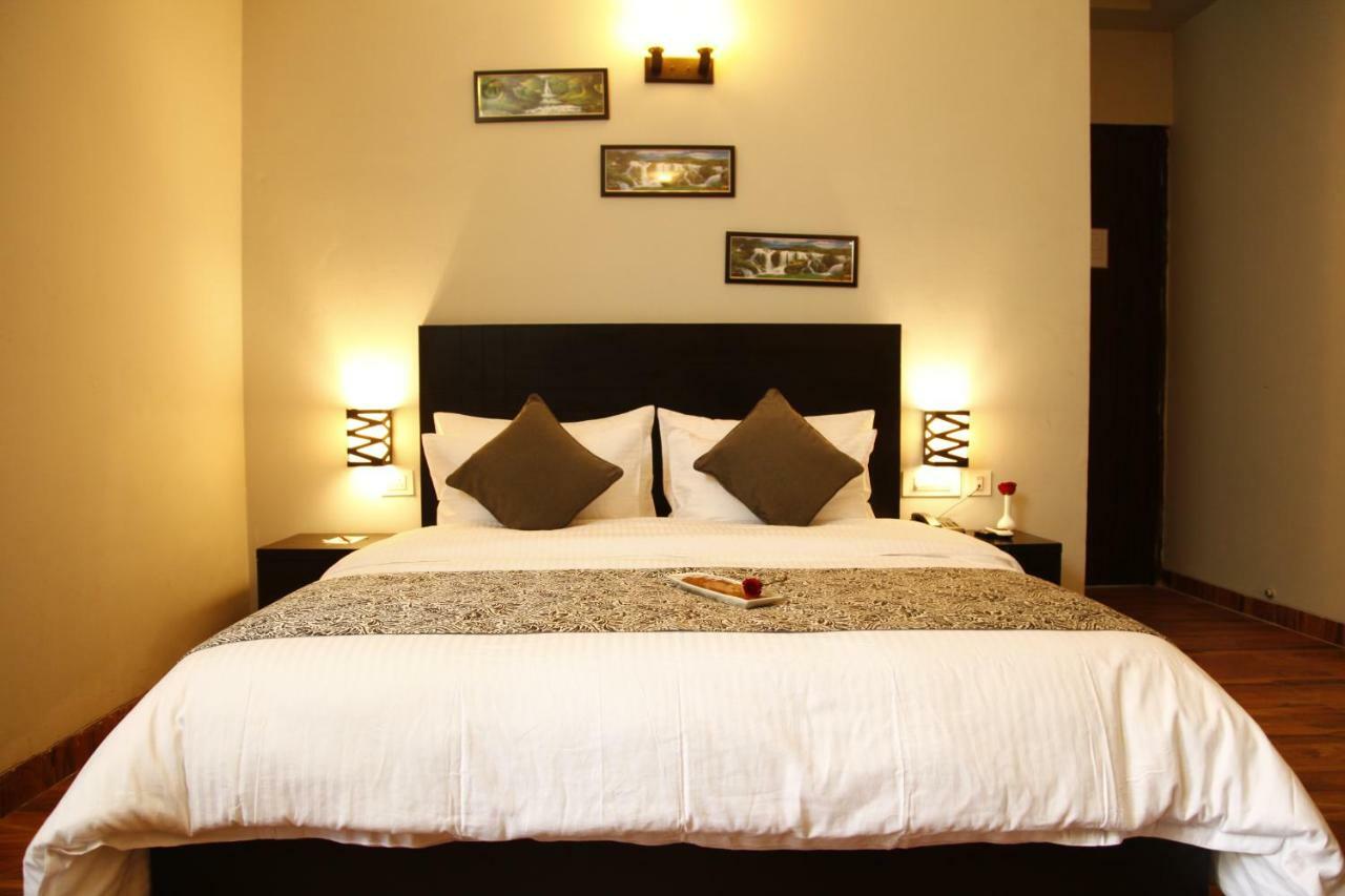 Anandam Clarks Inn Suites Vrindāvan Exteriör bild