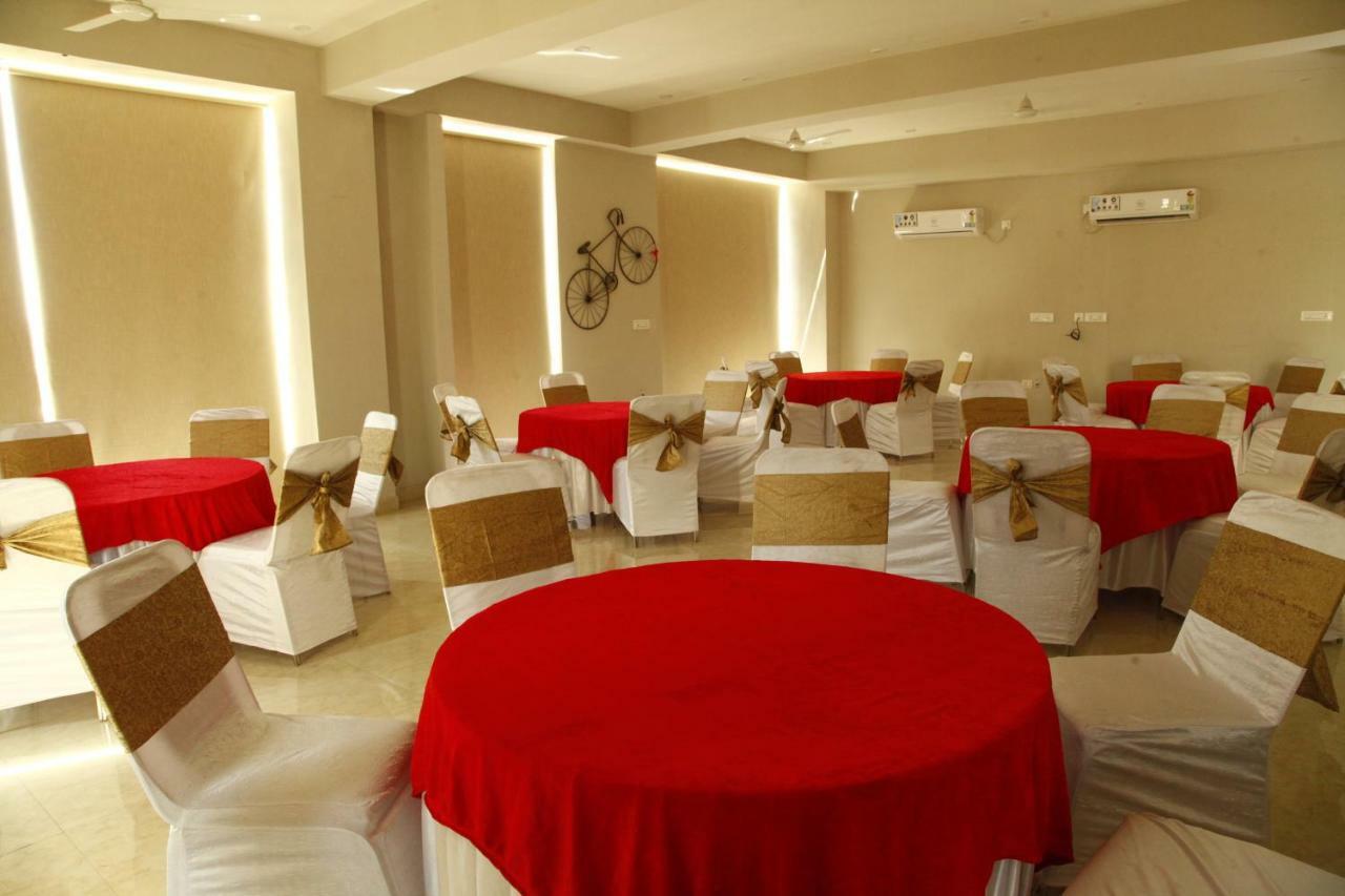 Anandam Clarks Inn Suites Vrindāvan Exteriör bild