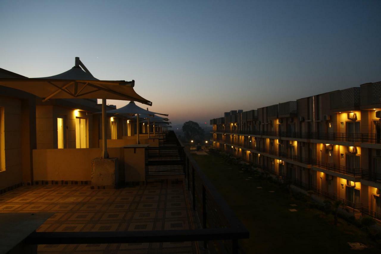Anandam Clarks Inn Suites Vrindāvan Exteriör bild