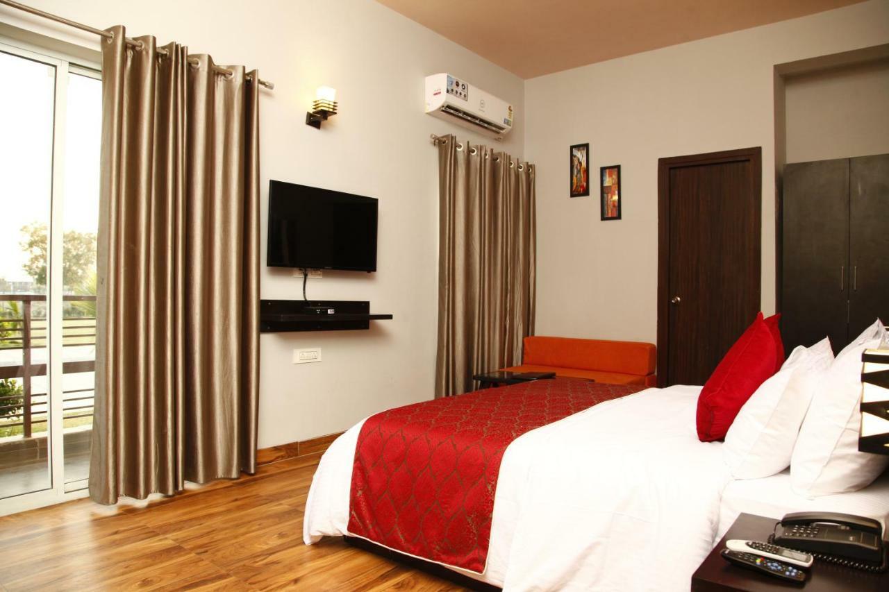 Anandam Clarks Inn Suites Vrindāvan Exteriör bild