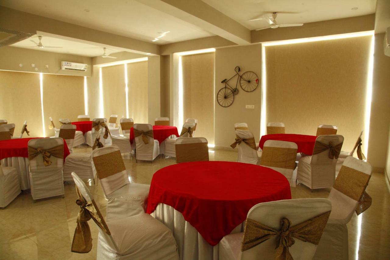 Anandam Clarks Inn Suites Vrindāvan Exteriör bild